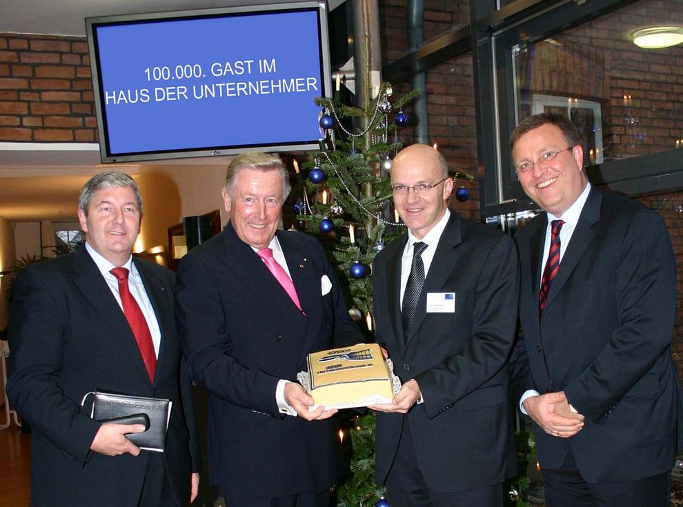 Eine Torte für den 100.000. Gast. Marco Invernizzi, Klaus Stahlmann, Heinz Lison und Wolfgang Schmitz (von rechts).