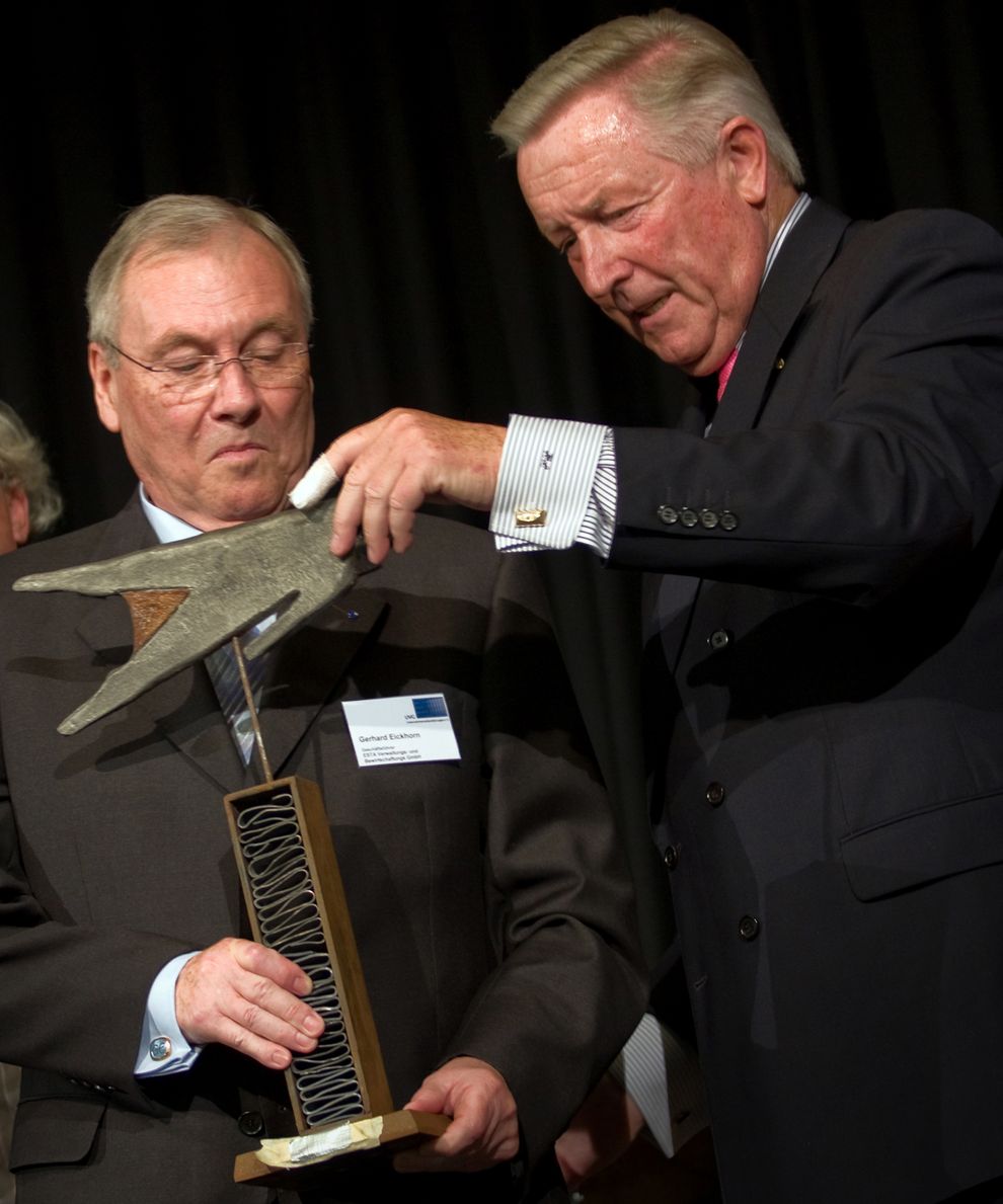 Gerhard Eickhorn (links) erhielt aus der Hand des UVG-Präsidenten Heinz Lison den Unternehmerpreis 2008.