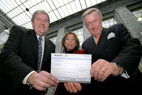(von links) Wolfgang Schmitz, Kerstin Einert-Pieper und Heinz Lison stellen den Bildungsscheck vor.