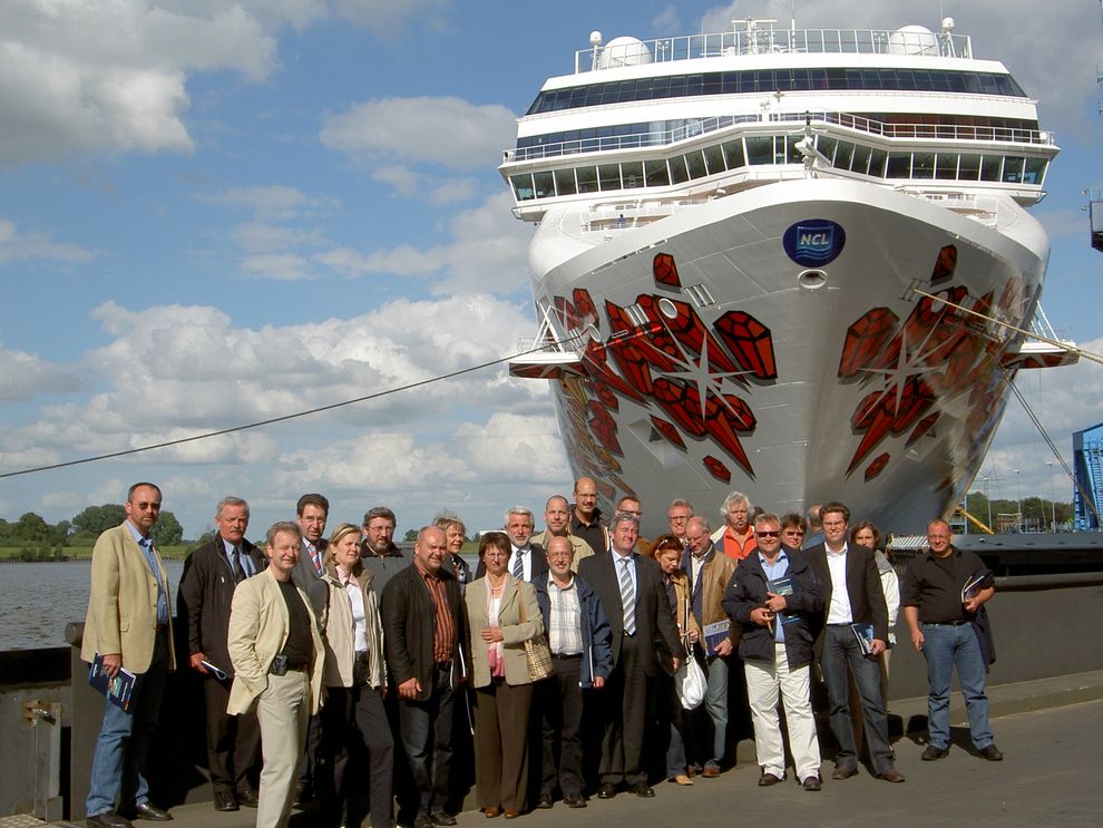 Die Teilnehmer der Arbeitskreise Berufsausbildung und Personal der UVG vor einem Schiff der Meyer Werft.