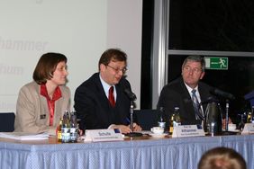 Auf dem Podium: Elisabeth Schulte (UVG), Prof. Dr. Jörg Althammer, Wolfgang Schmitz, Hauptgeschäftsführer der UVG